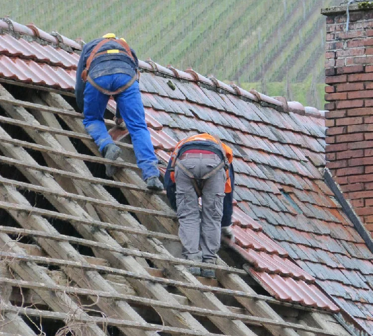 7 Signs Your New Hampshire Home Needs Roofing Services